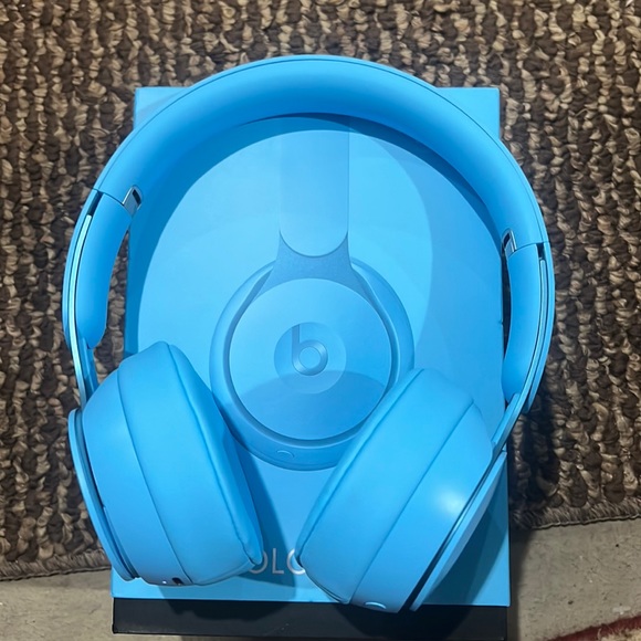 SOLO PRO PHARRELL WILLIAMS BEATS HEADPHONES - Picture 1 of 7
